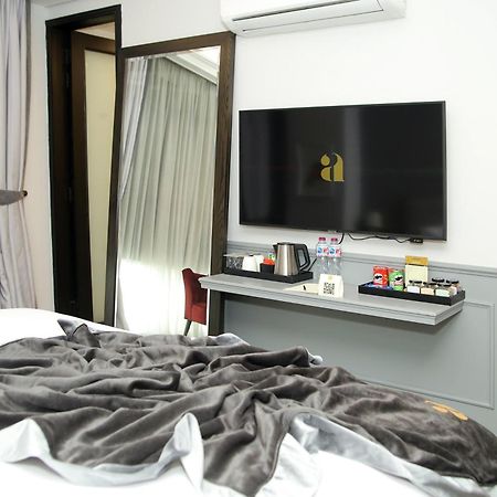 Ambiance Boutique Art Hotel Lahore Rum bild A television in a hotel room