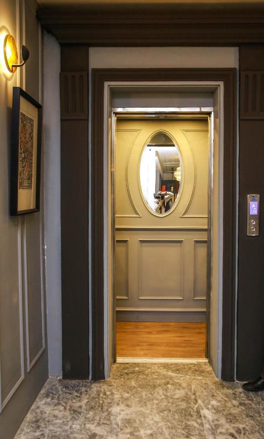 Ambiance Boutique Art Hotel Lahore Exteriör bild A mirror in a lift