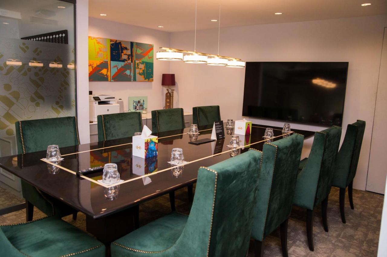 Ambiance Boutique Art Hotel Lahore Exteriör bild The boardroom at the 2018 edition of the World Economic Forum on the Middle East, Africa and Eurasia