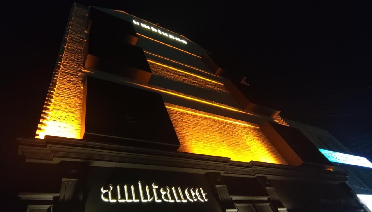 Ambiance Boutique Art Hotel Lahore Exteriör bild The building at night