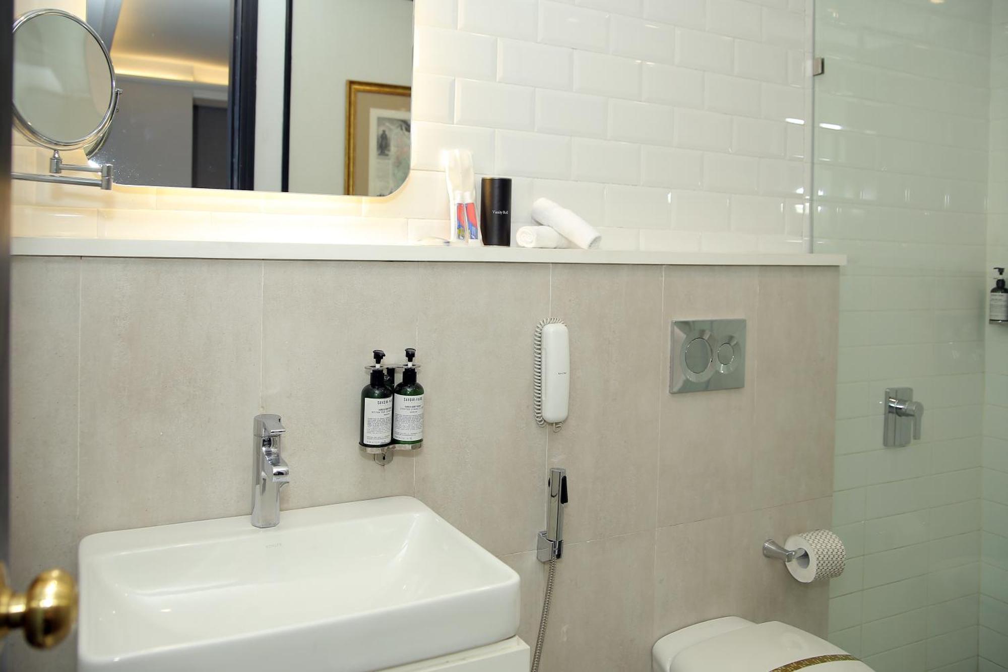 Ambiance Boutique Art Hotel Lahore Rum bild Bathroom in a hotel