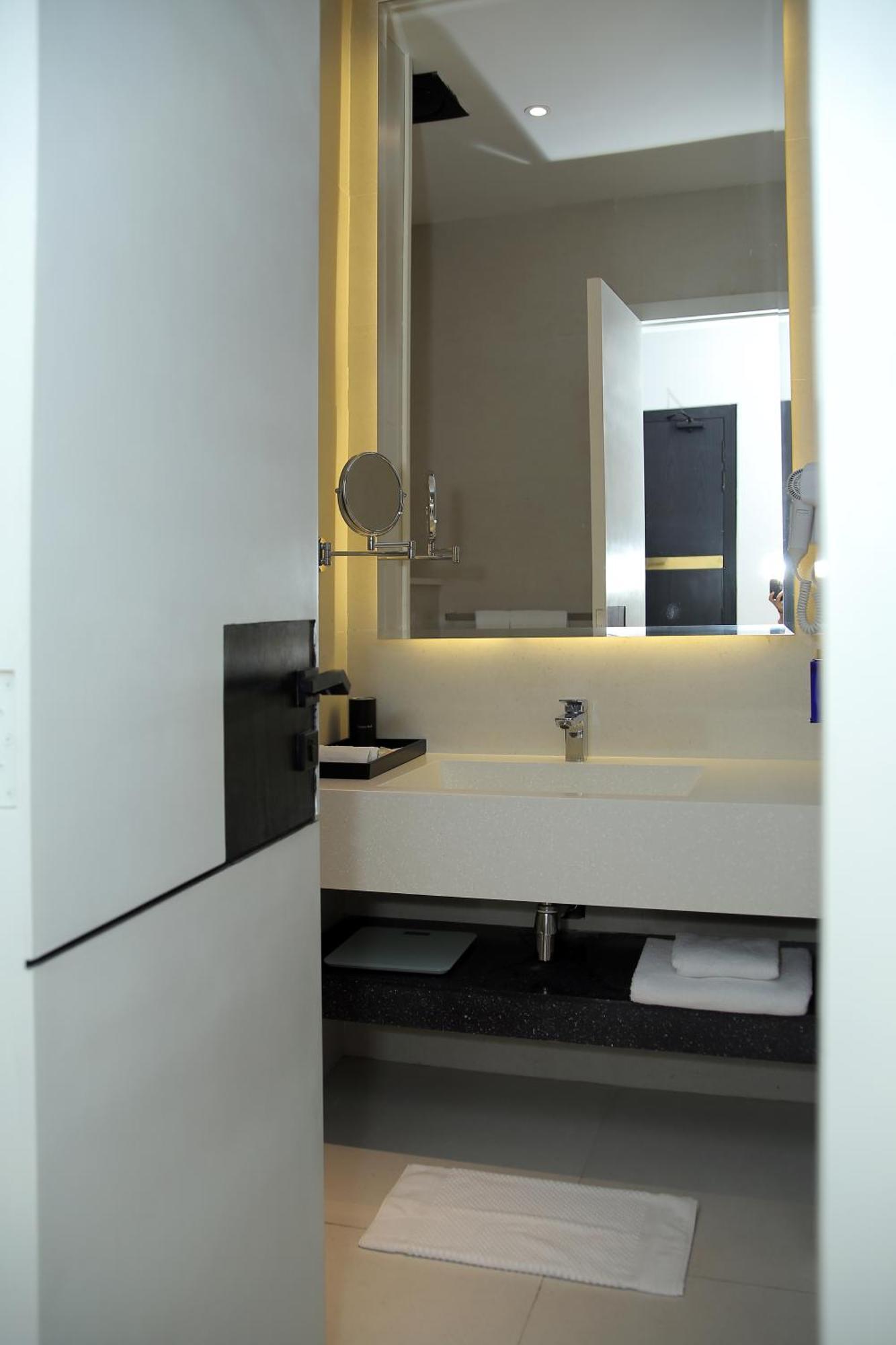 Ambiance Boutique Art Hotel Lahore Exteriör bild Bathroom