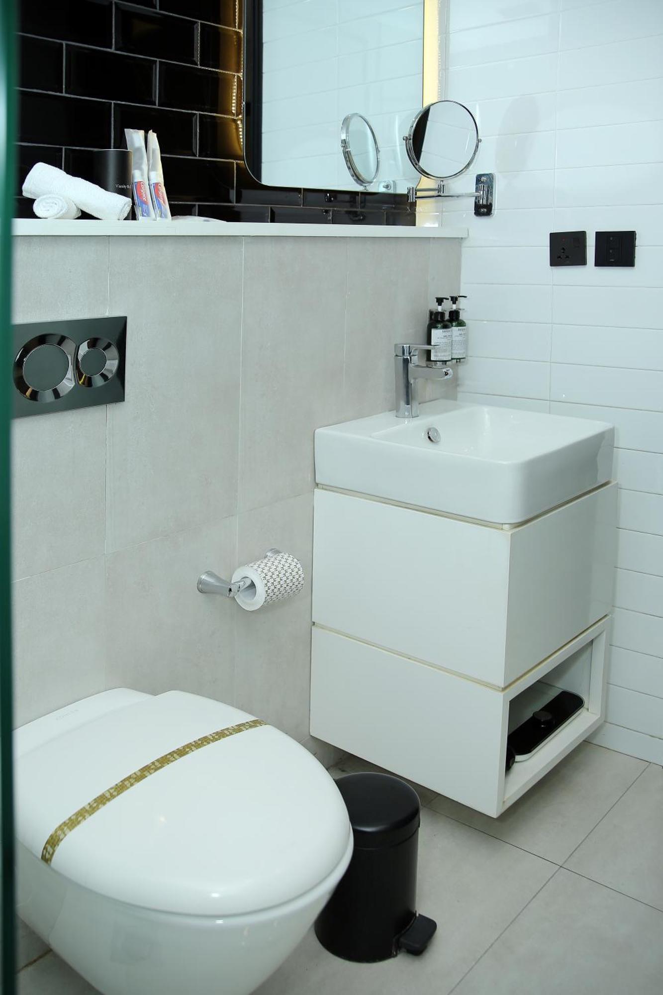 Ambiance Boutique Art Hotel Lahore Rum bild A modern bathroom