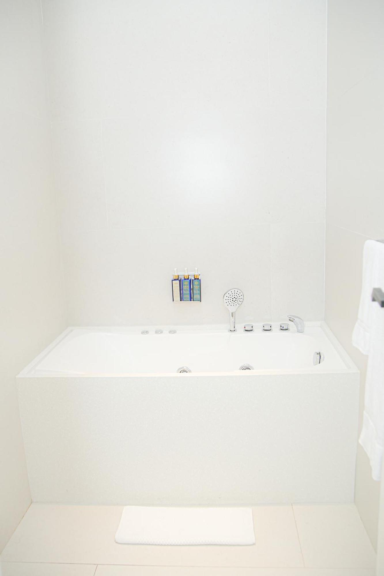 Ambiance Boutique Art Hotel Lahore Rum bild A shower tray