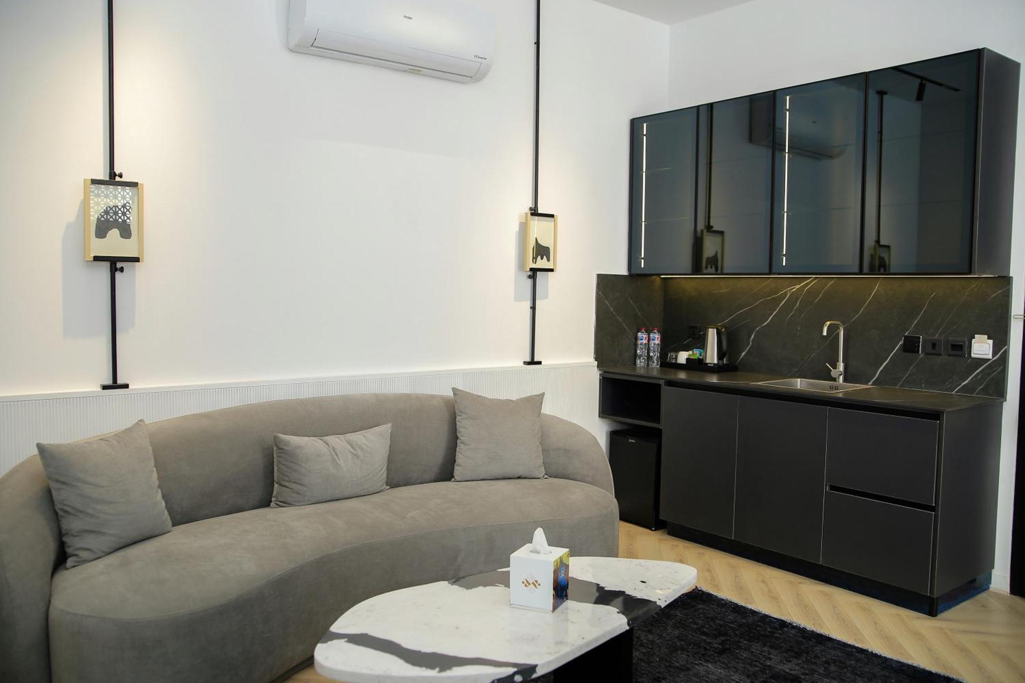 Ambiance Boutique Art Hotel Lahore Rum bild A living room with a kitchen