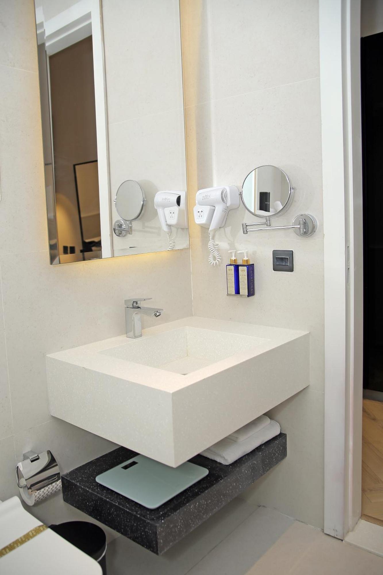 Ambiance Boutique Art Hotel Lahore Rum bild A wall mounted hair dryer in a hotel bathroom