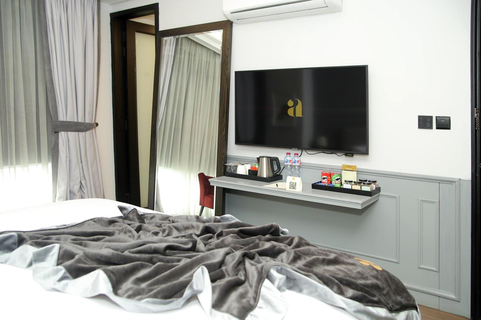 Ambiance Boutique Art Hotel Lahore Rum bild A television in a hotel room