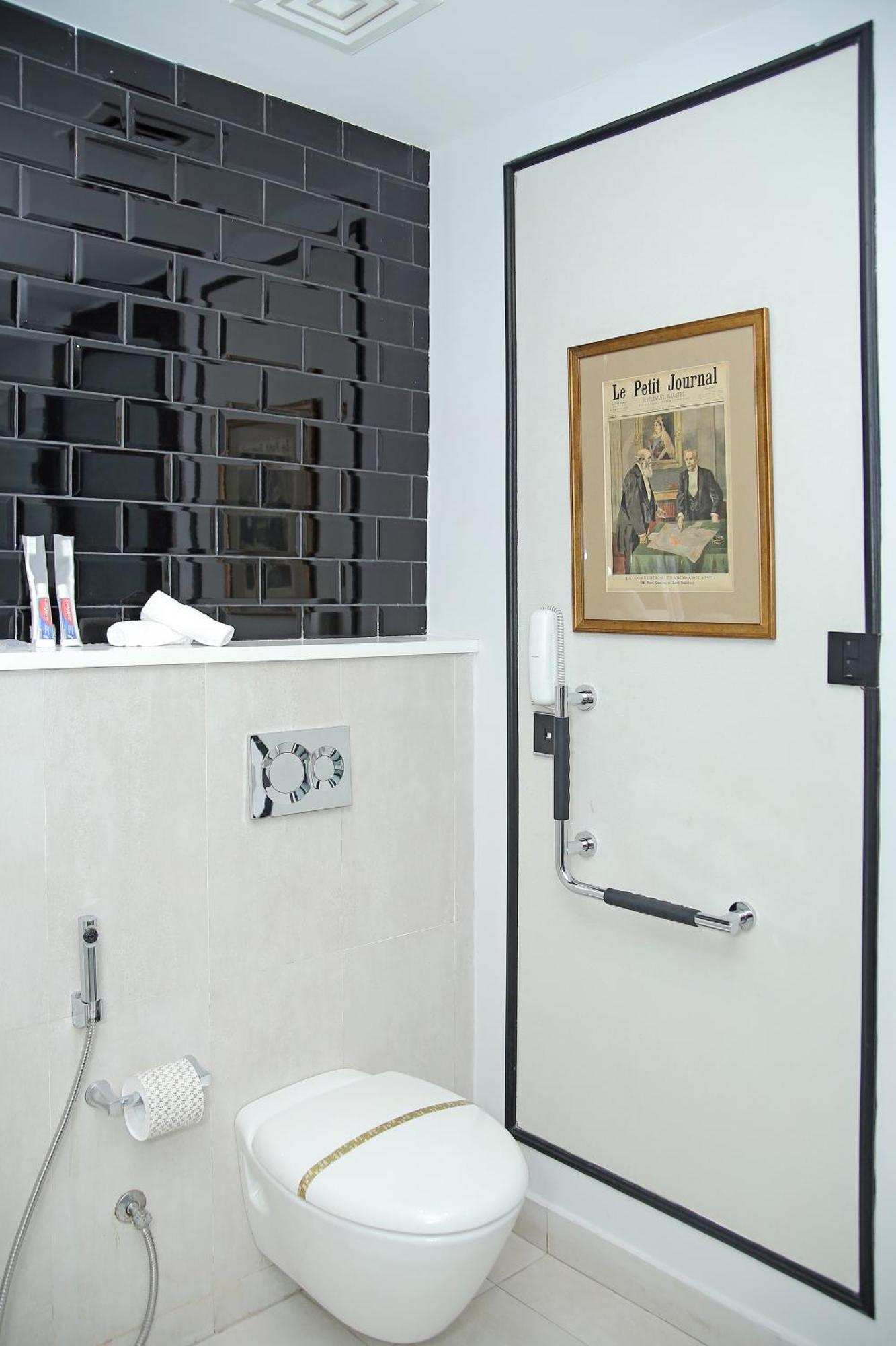 Ambiance Boutique Art Hotel Lahore Rum bild A concealed shower valve