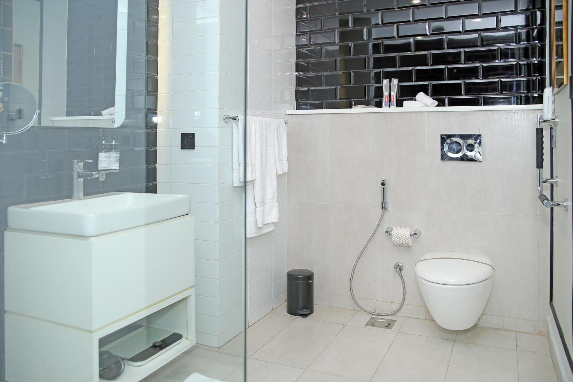 Ambiance Boutique Art Hotel Lahore Rum bild Bathroom with a bidet and a shower